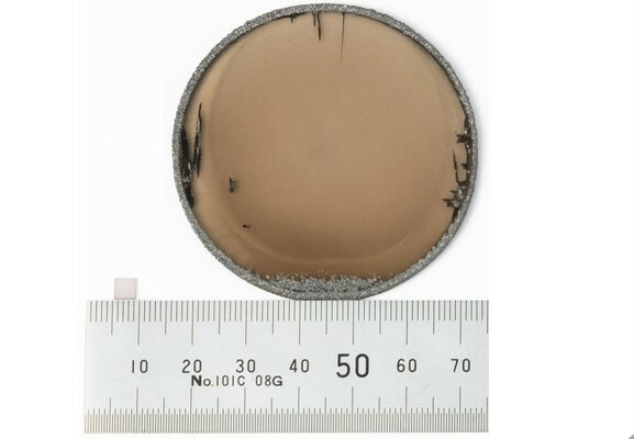 工厂宣布成功量产钻石晶圆55mm，相当于10亿张蓝光光盘的容量。