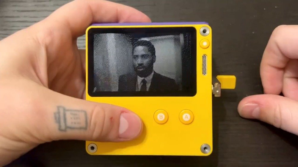 在play掌上电脑上观看电影《信条》，手动控制时间