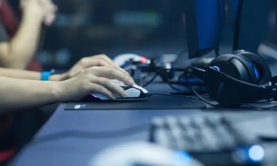 男人沉迷游戏，被家人骂，离家12年，被发现时父母已经去世。