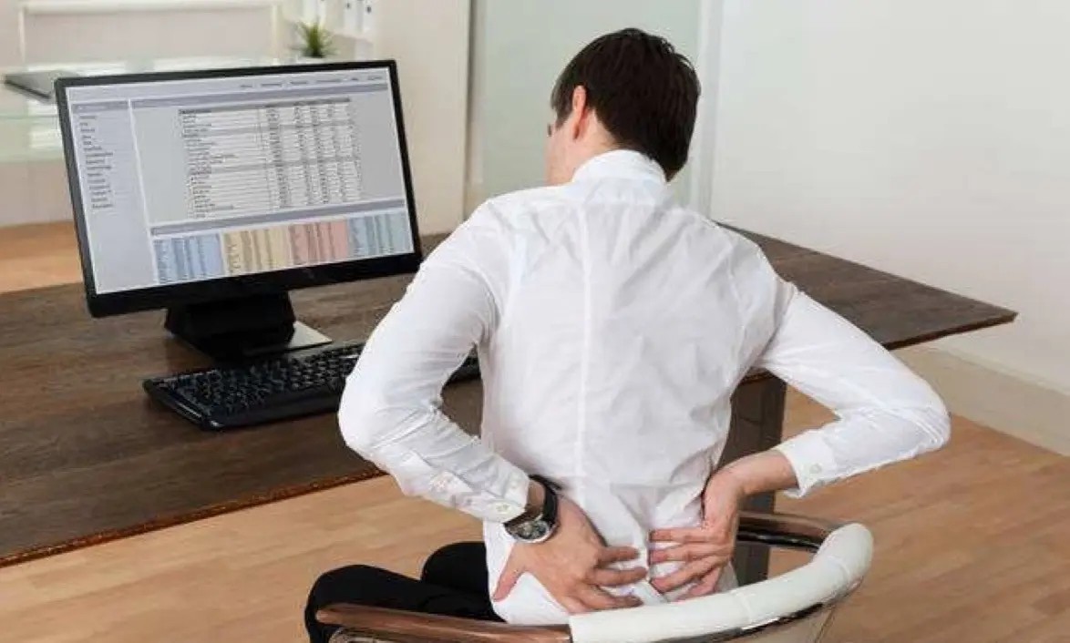 每天坐6小时以上增加12种疾病风险，躺着玩手机算。