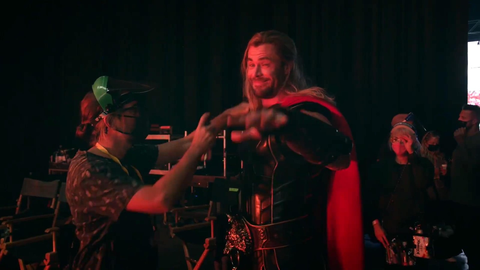 《雷神4》幕后特辑发布新图拍摄花絮曝光。