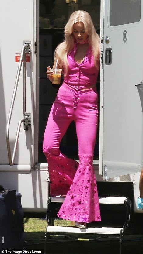 《芭比》路透社，一个新的真人电影工作室，把甜美女孩变成辣妹。