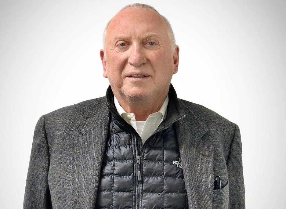 世嘉美国公司的前总裁去世并被解雇，因为世嘉DC的定价太低。