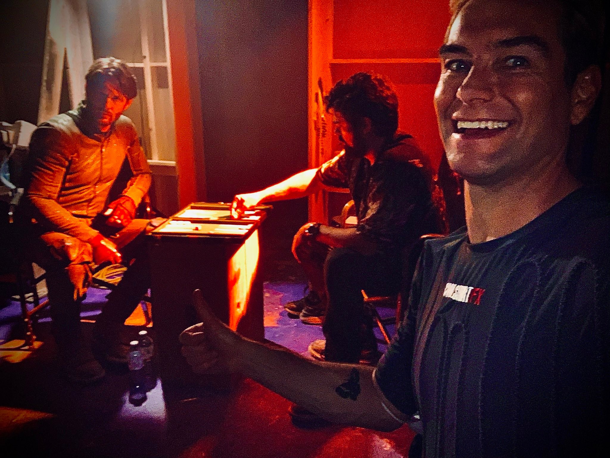 《黑袍纠察队》第三季剧照及幕后祖宝笑容灿烂。