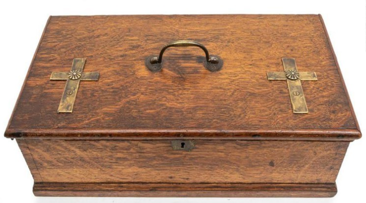 19世纪末，真正的吸血鬼猎魔盒拍卖成功，原本属于英国贵族。