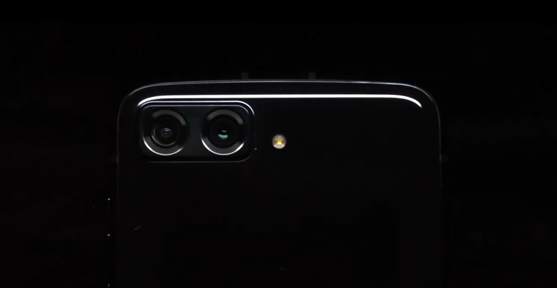 摩托罗拉motorazr2022新机来了:超大副屏引人注目。