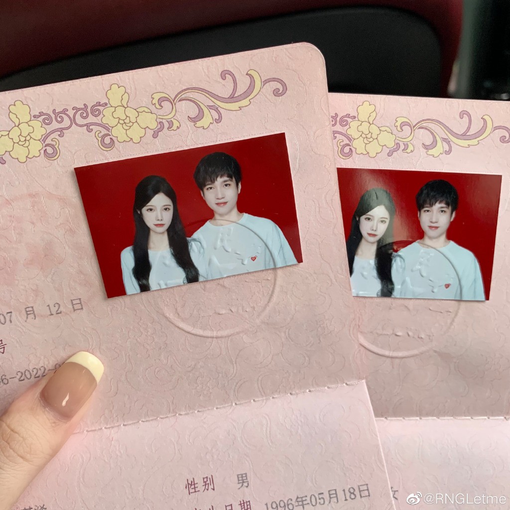 在RNG之前，Letme官方宣布了结婚证书并拍了一张甜蜜的照片。