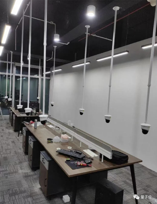 每个站都配备有监控深圳公司运行的设备。