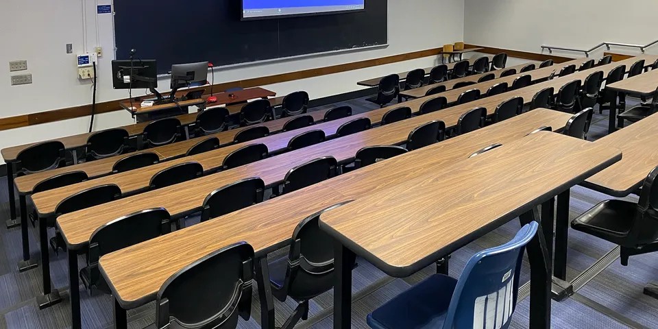 就是上课打游戏。一位美国老师用Xbox游戏机教英语课。