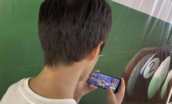 男孩偷爷爷银行卡充值游戏，导致爷爷刷脸退款困难。