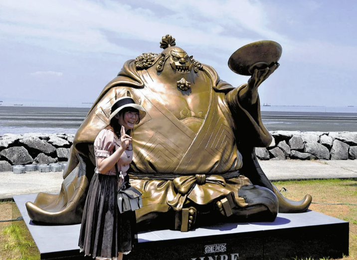 《海贼王》甚平雕像熊本县完成的草帽团10名成员齐聚一堂。