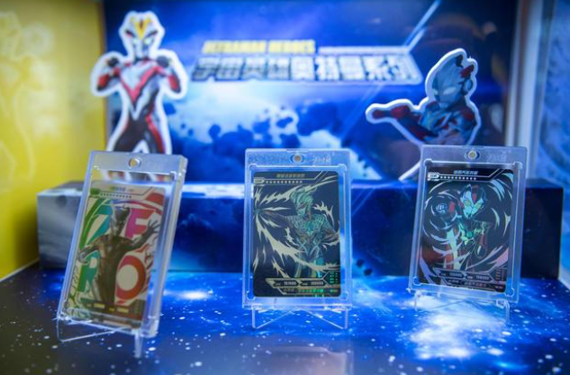 盲人奥特曼卡深受小学生欢迎，团费只要1毛。疯狂割韭菜。