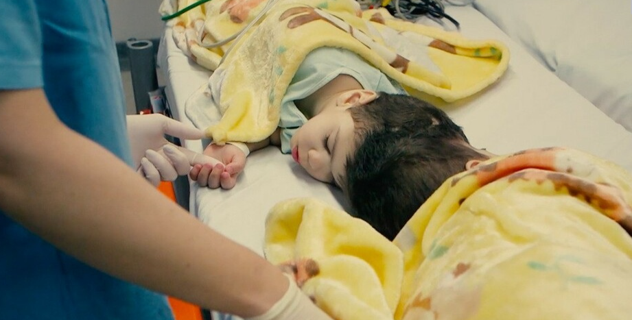 技术功勋:巴西医生接受VR训练，成功完成超高难度的连体婴手术。