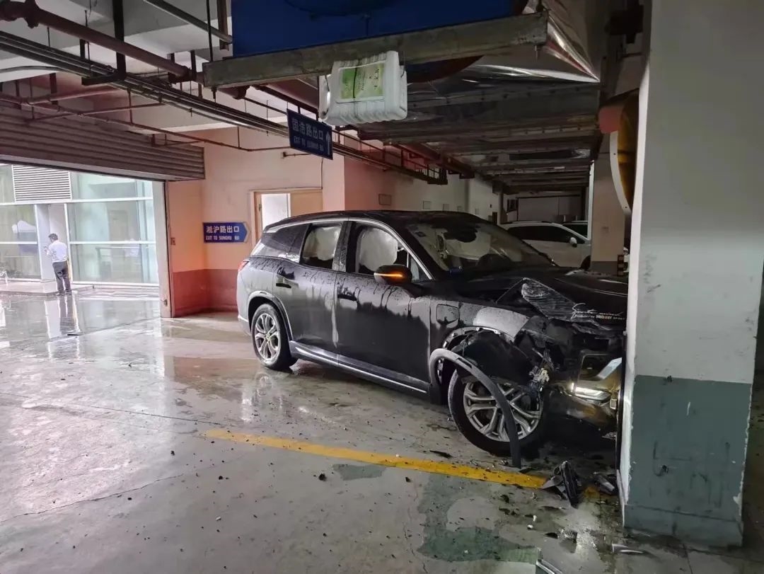蔚来ES8刹车失灵撞墙？官方说法是环氧地板和水的水壶。