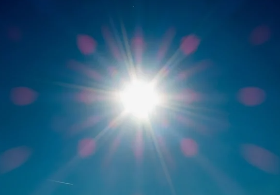 由于车内充电自燃，两车燃烧暴晒后，车内温度可达80℃。