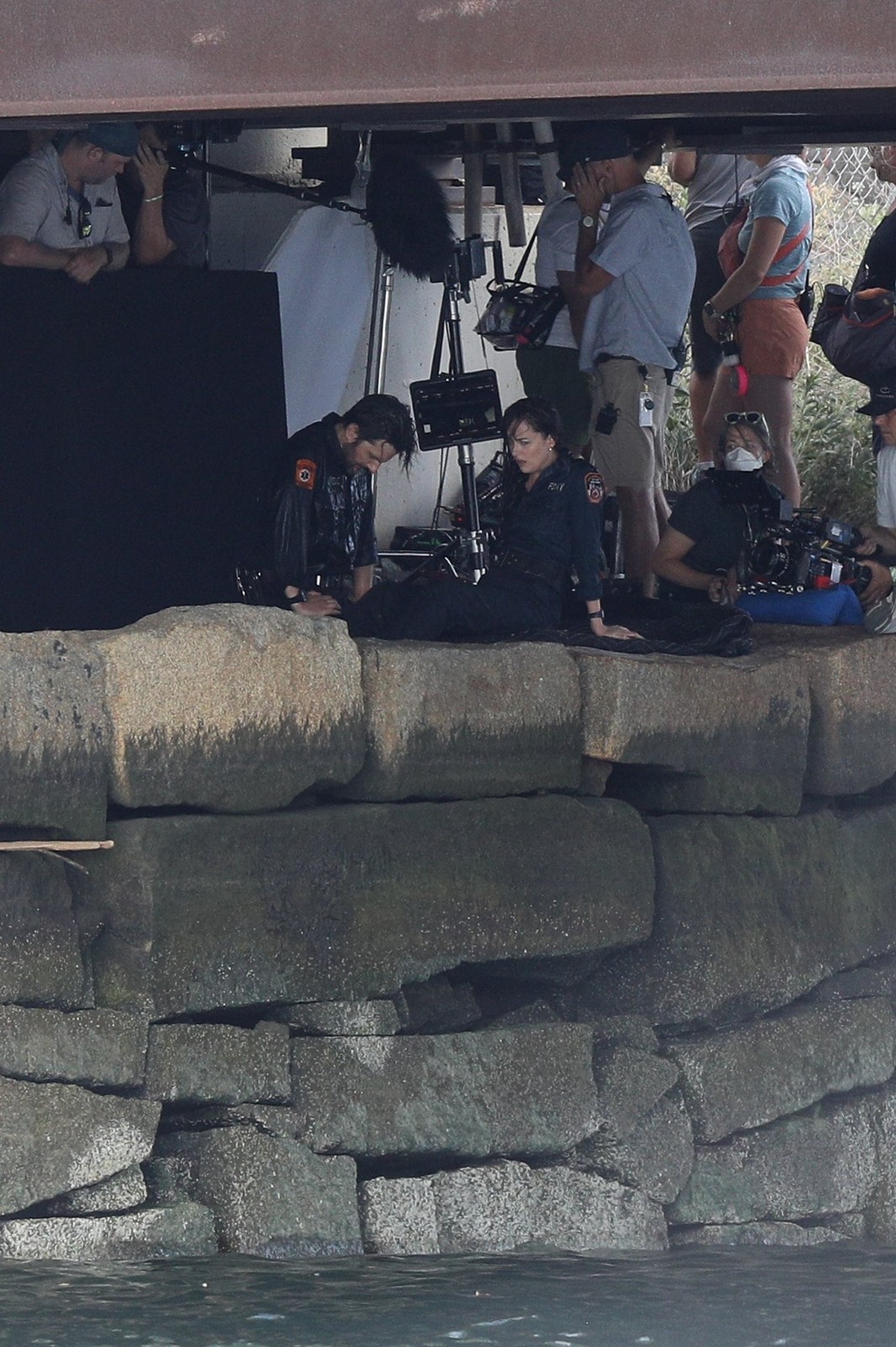 《蜘蛛夫人》全新影楼照片曝光大美落水浑身湿透。