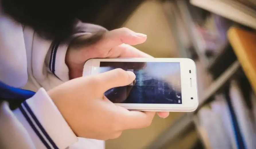 中国第一部立法禁止手机进入校园，包括备受争议的儿童电话手表。