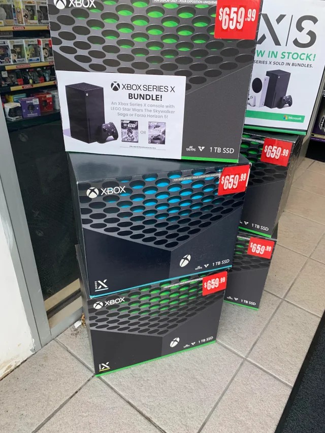 Playbox？网友发现蓝色包装的Xbox系列X主机。