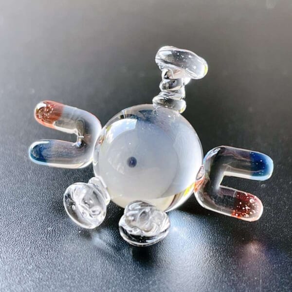 手打，用玻璃做宝，栩栩如生，晶莹剔透。