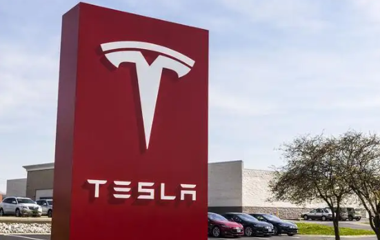 国产特斯拉国产化率超过95%。网友感叹只有logo是美国制造。