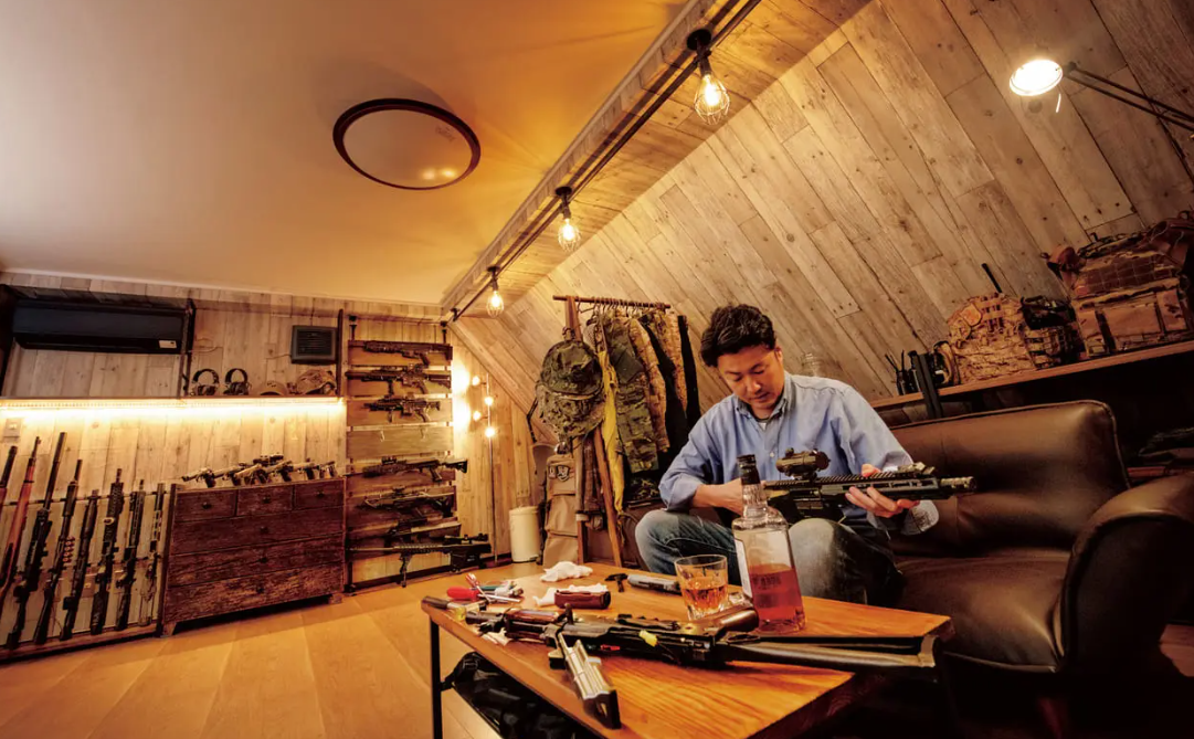 就像一个秘密的间谍基地，幸存的游戏爱好者，玩家展示一个硬汉的小屋。