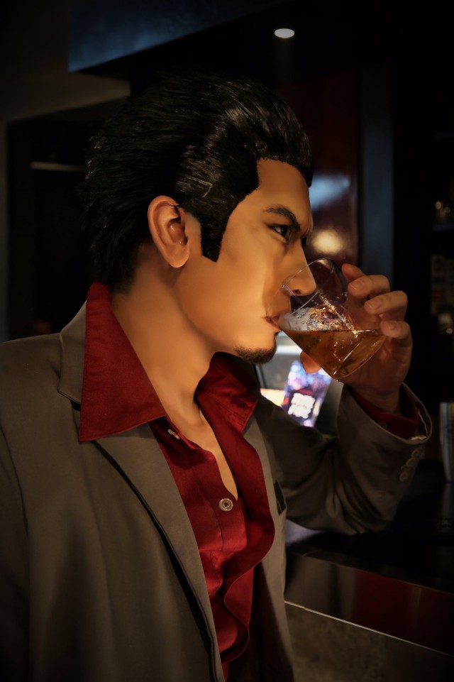 长相气质都和粉丝一样。COS《如龙》KazumaKiryu是热门话题。