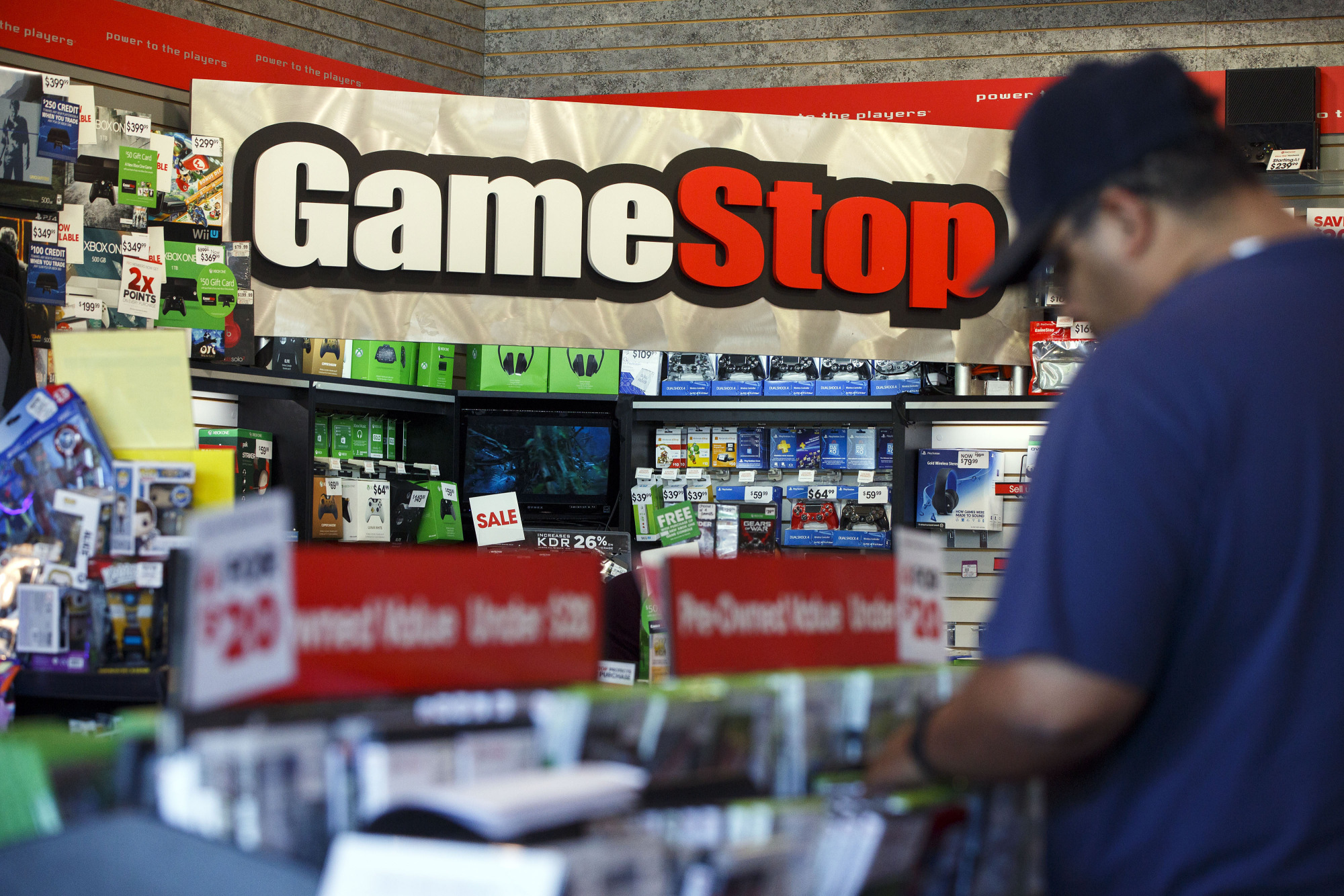游戏零售商GameStop宣布将提高商店员工的工资。