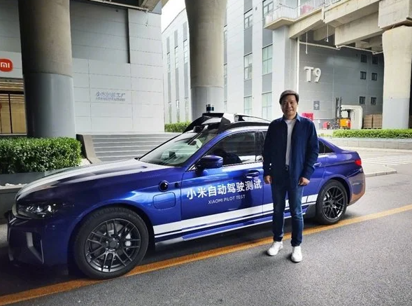 赌上所有的名声去造车。雷军新太阳和小米自动驾驶测试车合影。