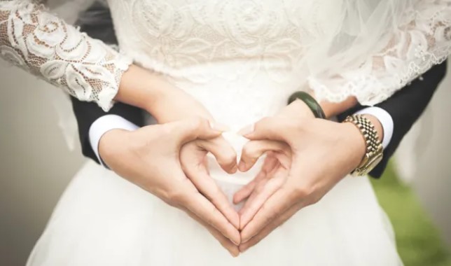 超六成受访大学生希望30岁前结婚的意愿高于预期。