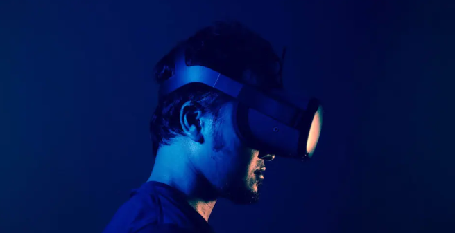 苹果新的VR头显专利公开了不可见物体的可视化应用。
