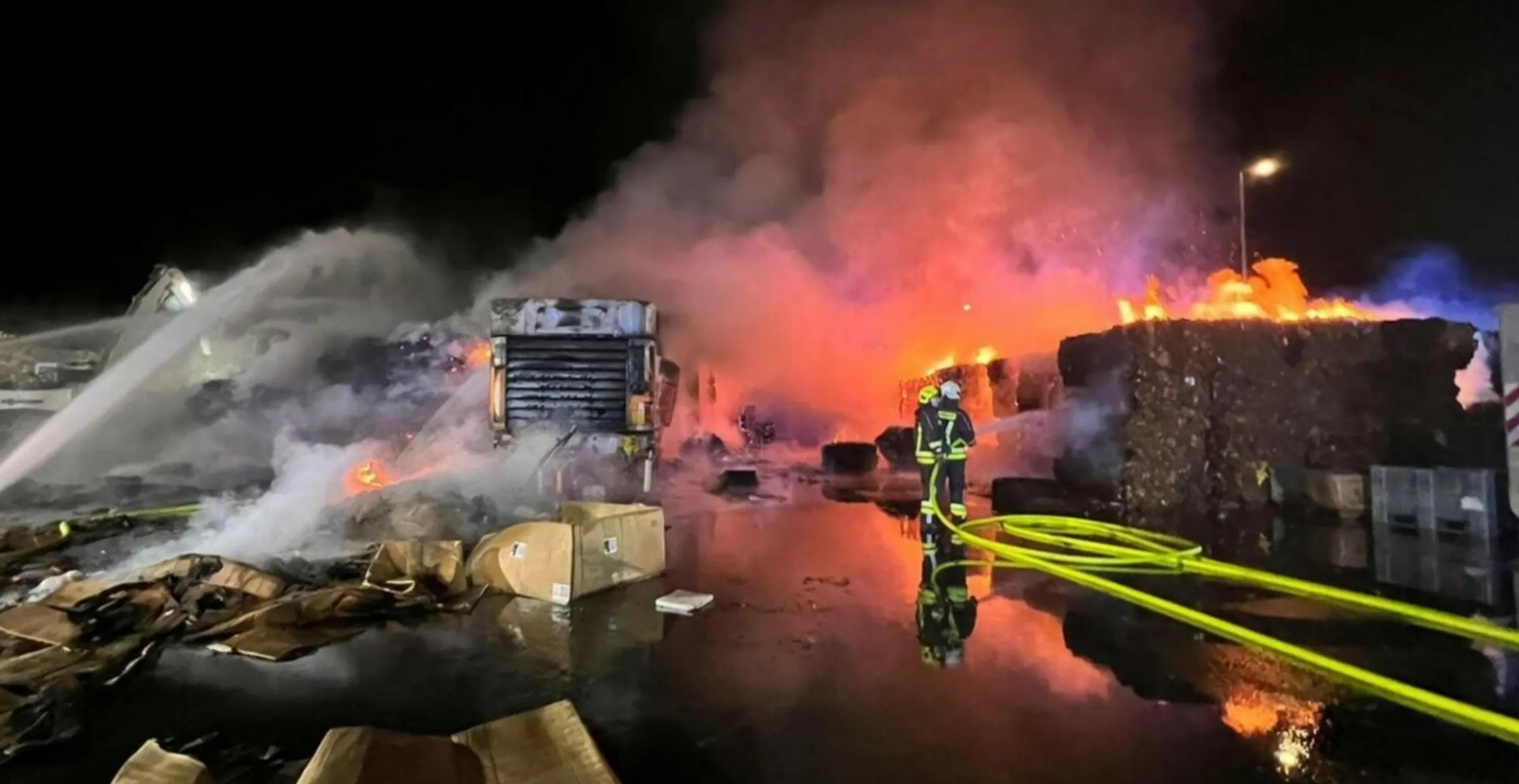 德国特斯拉工厂发生火灾:持续5小时无人员伤亡。