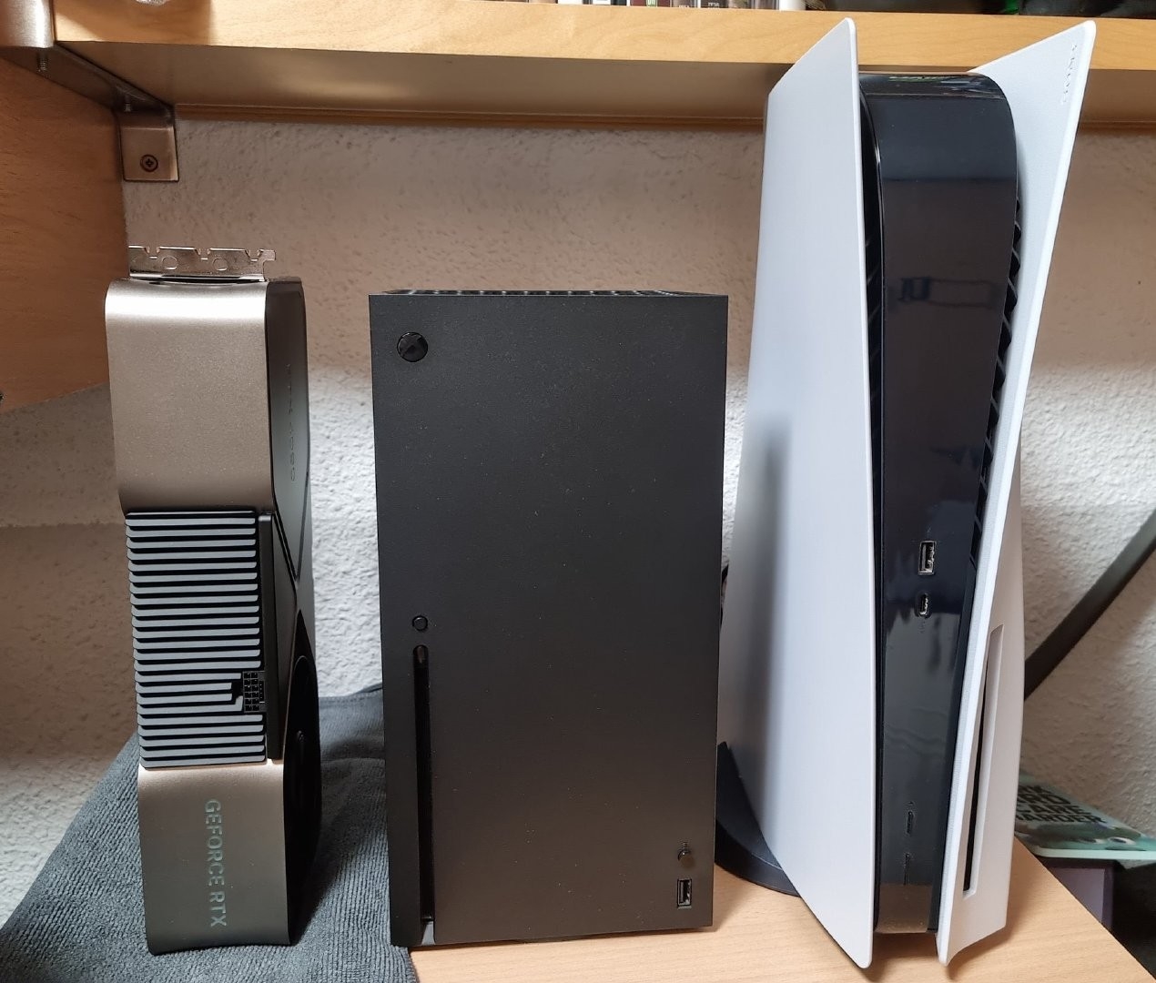 RTX4090公共显卡对比主机尺寸:“高度”等于XSX