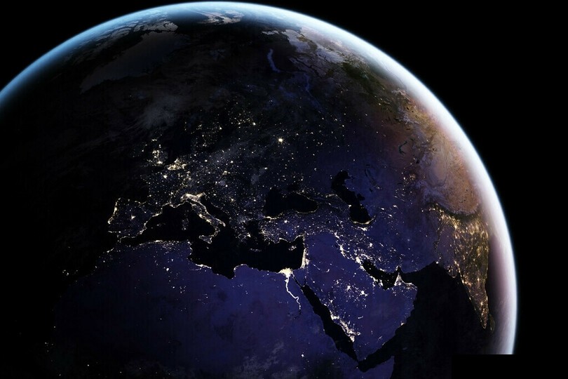 美国宇航局宣布最新的太空视角。地球的夜景照片神秘、清晰、宁静。