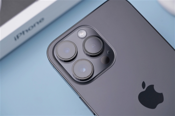 苹果提前一年泄露:iPhone15带潜望镜长焦