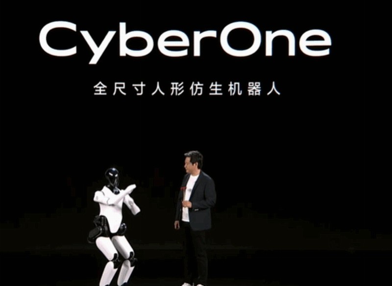 网友遇到小米人形机器人铁大:走得快比特斯拉的稳