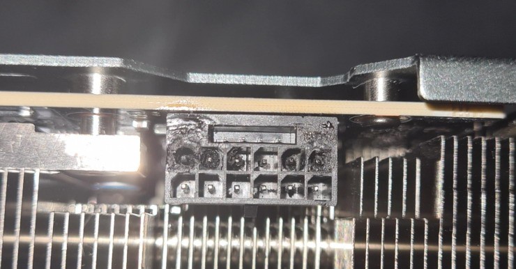 用户RTX4090正在玩游戏，突然起火，电源接口熔化。