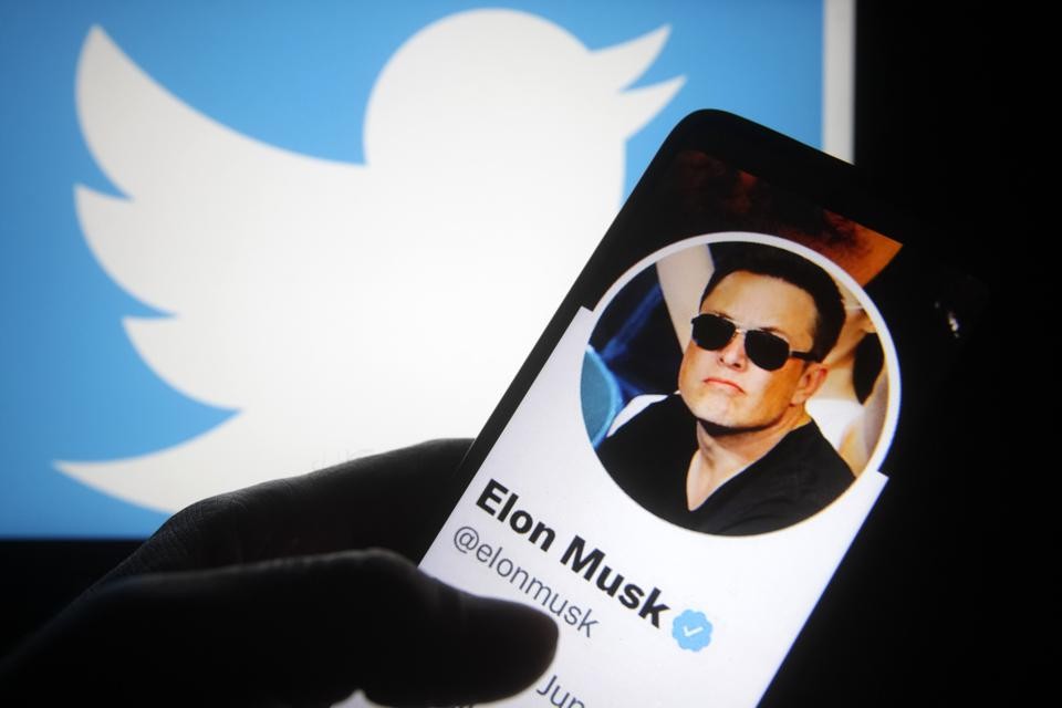 马斯克正式进入Twitter担任CEO，并在上任当天解雇了四名高管。