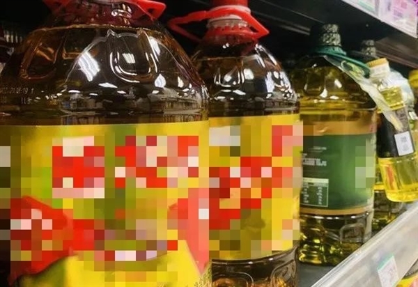 买了5桶过期油的女子超市称恶意购买引来大批网友吐槽:被判10倍赔偿。