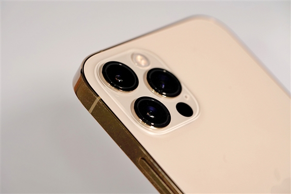 iPhone15Pro外观概念图:告别纯直边手感提升！