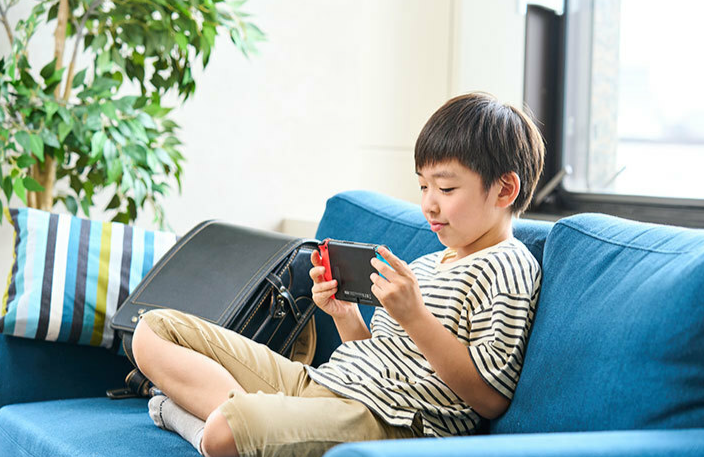 日本媒体中小学生游戏调查比例最大，游戏机PS排名第四。
