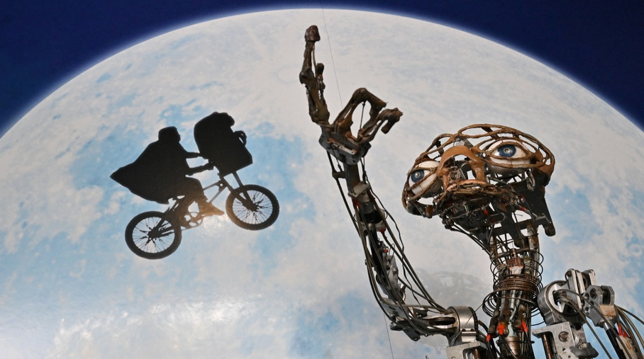 经典科幻电影《E.T.外星人》的ET道具拍卖成功，成交260万美元。