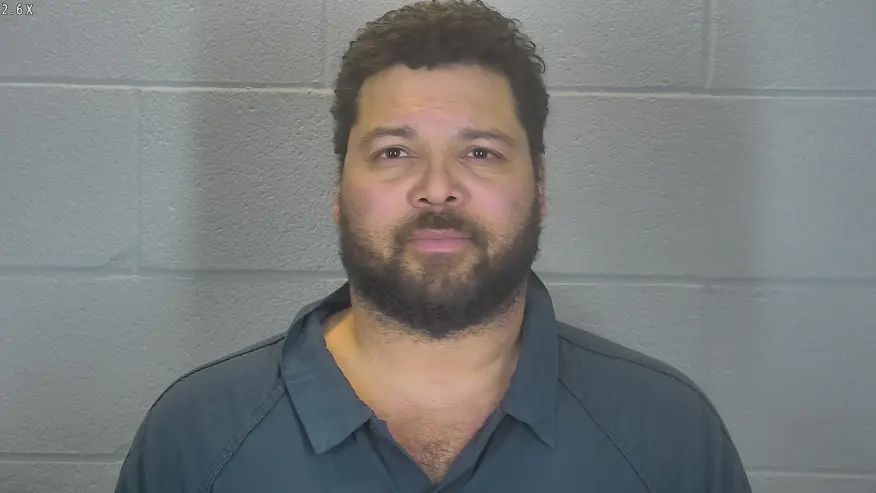 NFL明星因游戏争吵闯入邻居家而被捕。