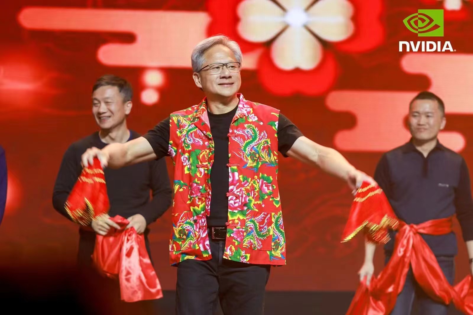 NVIDIA首席执行官黄仁勋低调来到中国身边，身着《东北花》热舞。
