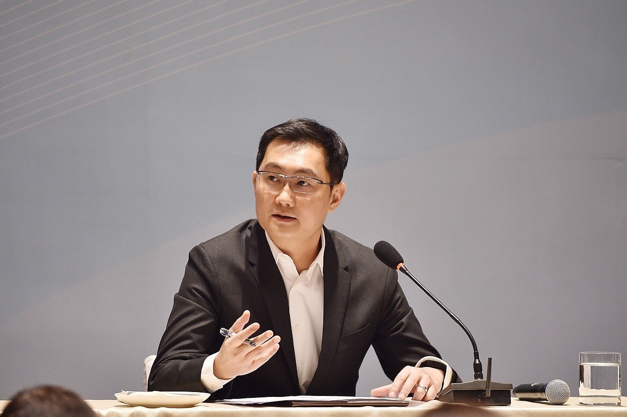 马化腾表示，腾讯的AI技术并不领先，至少不会太落后。
