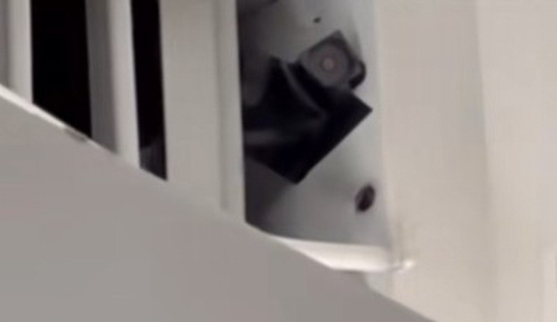 想阻止一个女人住在酒店并在空调出口处发现摄像头真是太难了！
