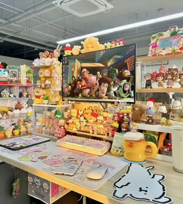 女孩一年内花数万元翻新工作站，遭网友批评想工作到退休
