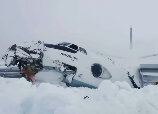 机身断裂，机头和尾部分离！俄罗斯客机成功迫降北极！机上41人全部幸存
