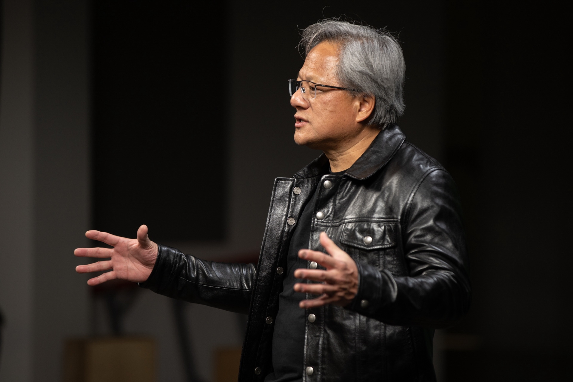 黄仁勋继续抛售英伟达股票！套现超过13亿元
