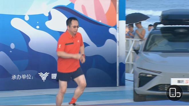 周鸿毅在参加快乐向前冲落水第四关前自信地说道
