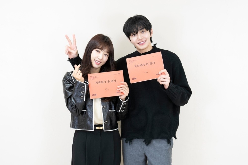 韩剧《来自地狱的法官》预告朴信惠首次挑战邪恶女孩
